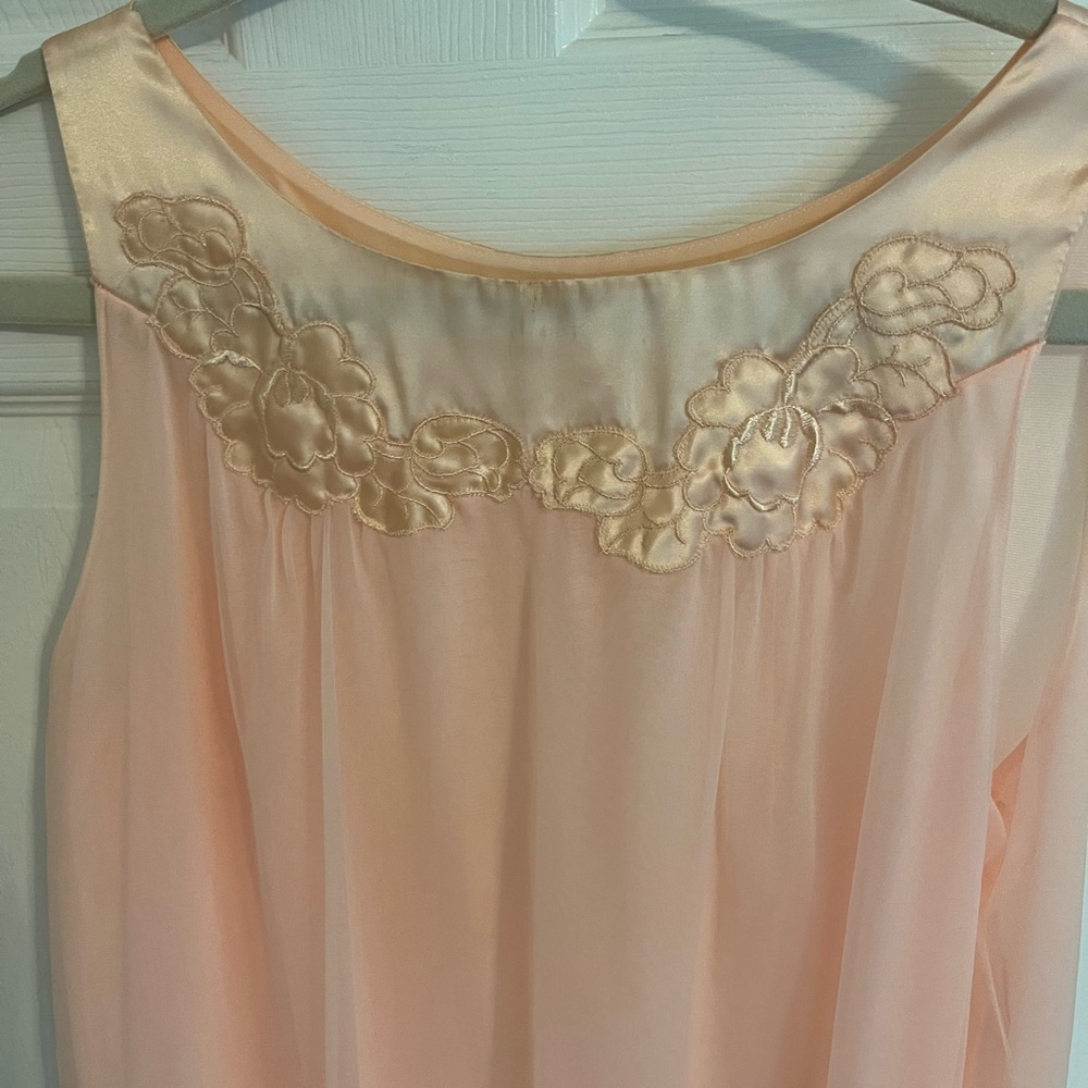 Vintage lingerie in perfect condition. Beautiful light peach color.